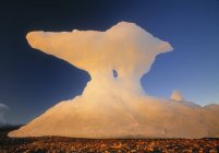 Hielo en forma de iceberg y luna visto en el agujero al atardecer en Churchill, Manitoba, Canadá . - foto de stock