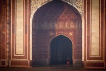 Taj mahal moschee bögen im sonnenlicht bei aufgang, agra, indien — Stockfoto