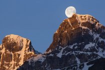 Luna sobre nieve cubierta Monte Chephren en Banff National Park, Alberta, Canadá - foto de stock