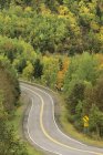 Estrada do parque através do Parque Nacional de Forillon, Península de Gaspe, Quebec, Canadá . — Fotografia de Stock