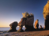 Formações rochosas de Hopewell Rocks na costa da Baía de Fundy, Hopewell Rocks Provincial Park, New Brunswick, Canadá — Fotografia de Stock