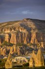 Paisaje con chimeneas de hadas cerca del valle de Goreme de Capadocia, Anatolia, Turquía - foto de stock
