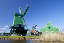 Zaanse schans Freilichtmuseum nördlich von amsterdam restaurierte Windmühlen, Niederlande. — Stockfoto