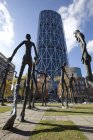 Сім'я людина скульптури проти сучасній будівлі в Калгарі, Альберта, Канада. — стокове фото