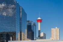 Paisaje urbano con Torre Calgary en Calgary, Alberta, Canadá - foto de stock