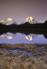 Whirlpool Peak e Mount Fryatt che si riflettono nel lago Leach, Jasper National Park, Alberta, Canada — Foto stock