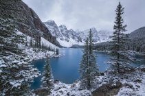Moraine Lake and Valley of Ten Peaks in winter, Banff National Park, Alberta, Canadá . — Fotografia de Stock