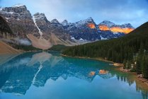 Acque turchesi del lago Morena nelle montagne del Banff National Park, Canada
. — Foto stock