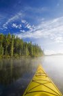 Fiocco giallo di kayak a Little Deer Lake, Lac La Ronge Provincial Park, Saskatchewan settentrionale, Canada — Foto stock