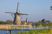 Moinho de vento histórico em Kinderdijk, Holanda do Sul, Países Baixos — Fotografia de Stock