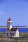 Будівля Tryon маяка на пляжі Кавендіш, Острів Принца Едуарда, Канада. — стокове фото
