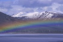 Arco-íris sobre a água de Surprise Lake, Atlin, British Columbia, Canadá — Fotografia de Stock