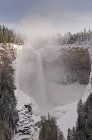 Зимняя сцена с водопадом Гельмгольц возле Клируотера, Британская Колумбия, Канада — стоковое фото