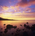 Nascer do sol em Robert Creek Beach, Sunshine Coast, British Columbia, Canadá . — Fotografia de Stock