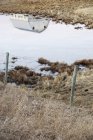 Reflexión en el granero de la pradera cerca de Cochrane, Alberta, Canadá - foto de stock