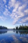 Nuvens refletindo na água do rio Grass, Manitoba do Norte, Canadá — Fotografia de Stock