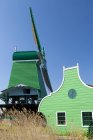 Musée en plein air Zaanse Schans au nord d'Amsterdam d'un moulin à vent restauré, Pays-Bas . — Photo de stock