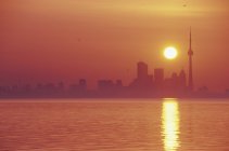 Skyline con torre CN al amanecer, Toronto, Ontario, Canadá . - foto de stock
