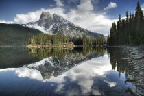 Emerald Lake resort con Mount Burgess, Parque Nacional Yoho, Columbia Británica, Canadá - foto de stock
