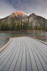 Muelle de madera en Mount Lorette Pond, Kananaskis Country, Alberta, Canadá . - foto de stock