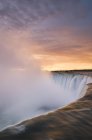 Vista ad alto angolo dell'acqua che scorre veloce delle Cascate del Ferro di Cavallo al tramonto, Cascate del Niagara, Ontario, Canada — Foto stock