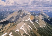 Вид снежных вершин в Канадских Скалистых горах в Национальном парке Кутеней, Британская Колумбия, Канада . — стоковое фото