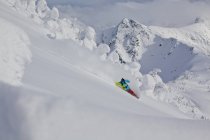 Hombre backcountry snowboarder equitación en Revelstoke Mountain Backcountry, Canadá - foto de stock