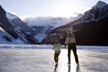 Mãe e filha patinando na pista de gelo no Lago Louise, Banff National Park, Alberta, Canadá . — Fotografia de Stock