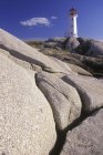 Знакових Пеггі Cove маяка на гранітні shoreline Нова Шотландія, Канада. — стокове фото