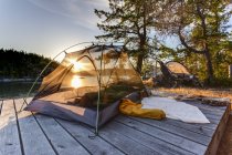 Sonnenschein durch Zelt auf West Curme Island, Trostlosigkeit Sound Marine Park, Britisch Columbia, Kanada. — Stockfoto
