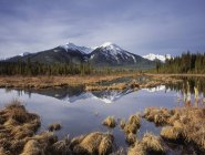 Montanhas da escala de Sundance que refletem na água do terceiro lago do vermelhão, parque nacional de Banff, Alberta, Canadá — Fotografia de Stock
