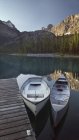 Barcos atracados en el Lago Ohara en el paisaje de montaña del Parque Nacional Yoho, Columbia Británica, Canadá - foto de stock