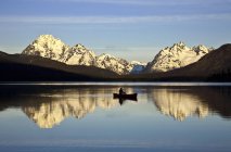 Person canoeing on water of Turner Lakes in Tweedsmuir Park, British Columbia, Canada — Stock Photo