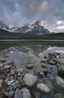 Upper Waterfowl lake with forest and Mount Chephren in Banff National Park, Alberta, Canada — Stock Photo