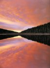 Nubes del amanecer sobre el lago Winchell, Alberta, Canadá . - foto de stock