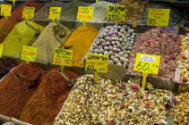 Especiarias em recipientes no mercado local, Istambul, Turquia — Fotografia de Stock