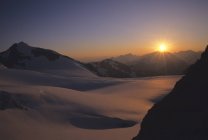 Pôr do sol sobre a geleira Matier em Coast Mountains of Joffre Lakes Provincial Park, British Columbia, Canadá . — Fotografia de Stock