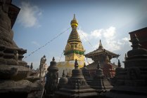 Estupa de Swayambhunath sobre la ciudad capital de Katmandú, Nepal - foto de stock