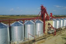 Vista aérea de silos en Yoricton, Saskatchewan, Canadá . - foto de stock