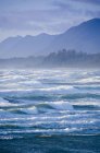 Ondas na praia Wickaninnish no Parque Nacional Pacific Rim perto de Tofino, Canadá — Fotografia de Stock