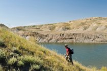 Excursionista, South Saskatchewan River Valley con el lago Diefenbaker en el fondo, cerca de Beechy, Saskatchewan, Canadá - foto de stock