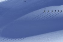 Grupo de esquiadores que viajam através da geleira Durrand, Revelstoke, Colúmbia Britânica, Canadá . — Fotografia de Stock