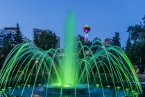 Fontaine illuminée au Central Memorial Park, Calgary, Alberta, Canada — Photo de stock