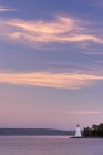 Маяк острова Кидстон на берегу Бэддека на острове Кейп-Бретон в Новой Шотландии, Канада . — стоковое фото