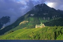 Горный ландшафт с отелем Prince of Wales, Национальный парк Уотертон Лейкс, Альберта, Канада — стоковое фото