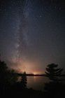 Звезды Млечного Пути над гаванью Медуэй, Новая Шотландия, Канада — стоковое фото