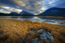 Sunset clouds over Mount Rundle and Vermillion Lake, Alberta, Canada — Stock Photo