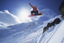 Snowboarder captura de aire en Lake Louise Resort, Alberta, Canadá . - foto de stock