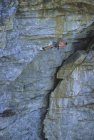 Escalador escalando rocas en el Gran Cañón en Skaha Bluffs, Penticton, Columbia Británica, Canadá - foto de stock