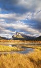 Рандл гори і озеро кіновар'ю в Національний парк Банф, Альберта, Канада — стокове фото